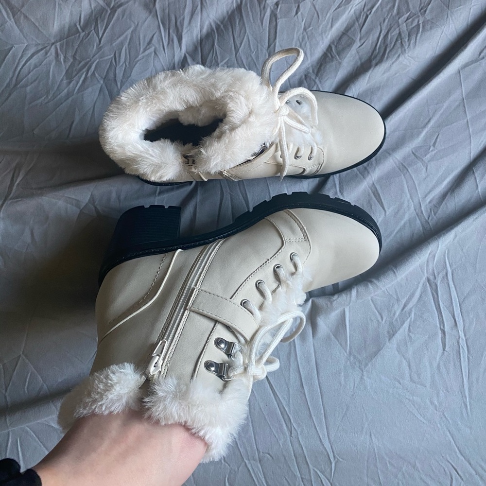 White Winter boots with fur